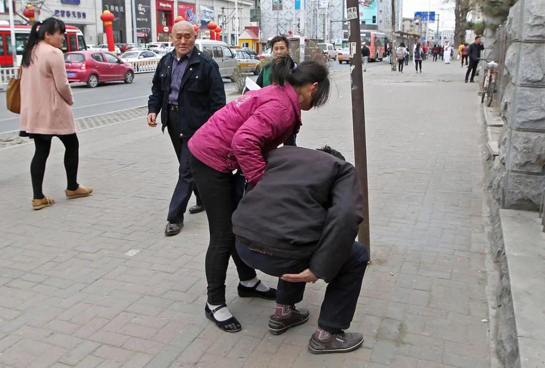 “不是你撞的，干嘛去扶？”当年说出这句话的法官，现在怎么样了