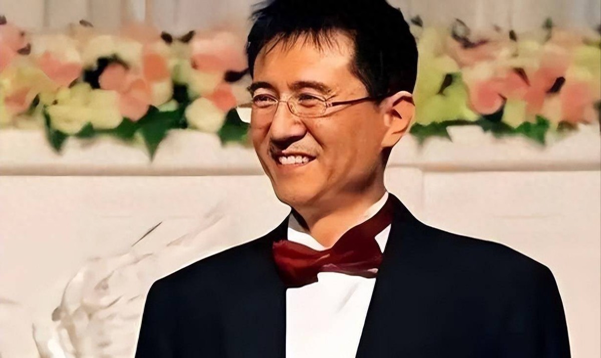 他深爱袁立15年，几经求婚却遭拒绝，转身娶张怡宁，如今幸福美满