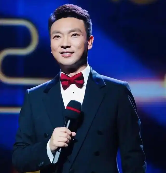 央视新星郑新宇登场，帅气播音引热议，网友狂赞才貌双全