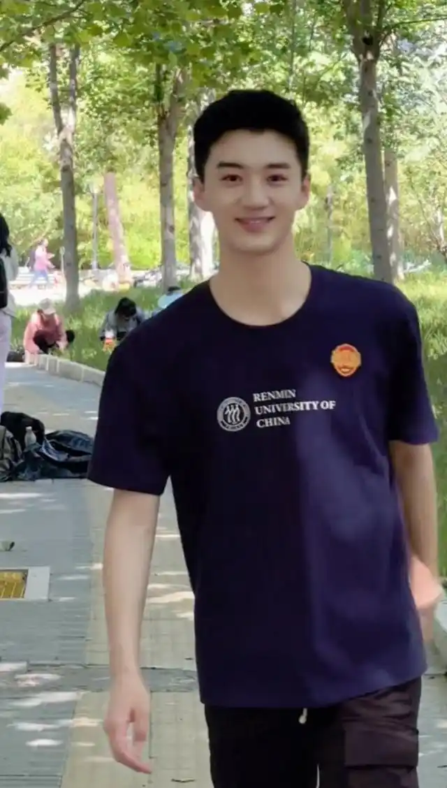 央视新星郑新宇登场，帅气播音引热议，网友狂赞才貌双全