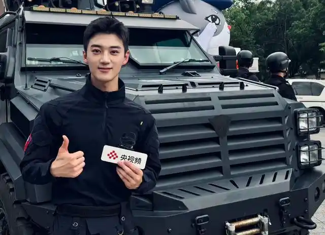 央视新星郑新宇登场，帅气播音引热议，网友狂赞才貌双全