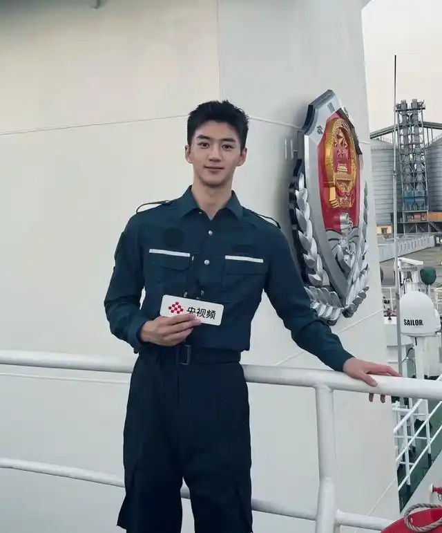 央视新星郑新宇登场，帅气播音引热议，网友狂赞才貌双全