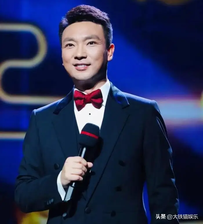 太帅了！央视新闻男主播爆火，95后博士，网友：河北盛产主持人