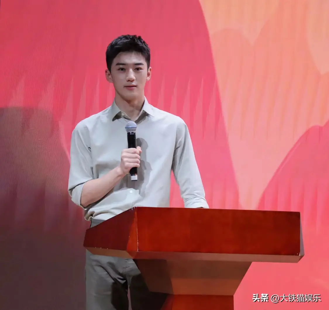 太帅了！央视新闻男主播爆火，95后博士，网友：河北盛产主持人