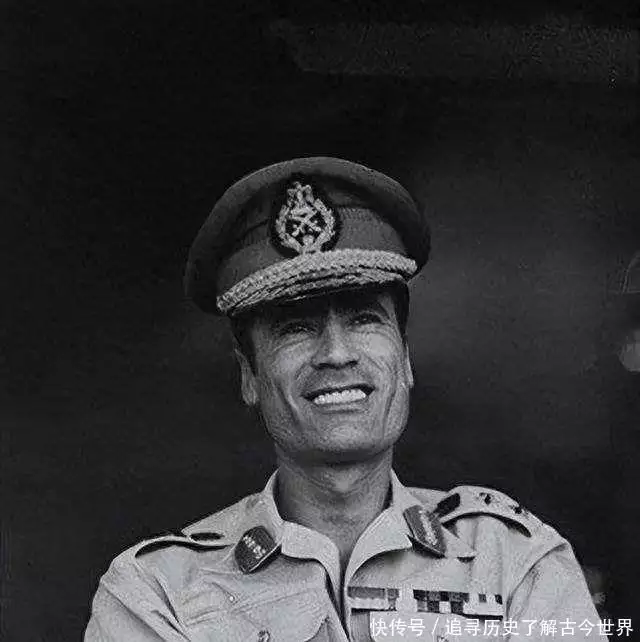 卡扎菲死前:躲进下水道被揪出,对打了他两巴掌的士兵说了两句话