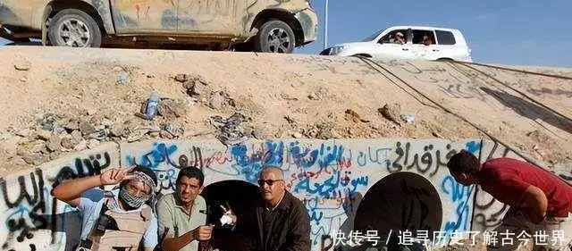 卡扎菲死前:躲进下水道被揪出,对打了他两巴掌的士兵说了两句话