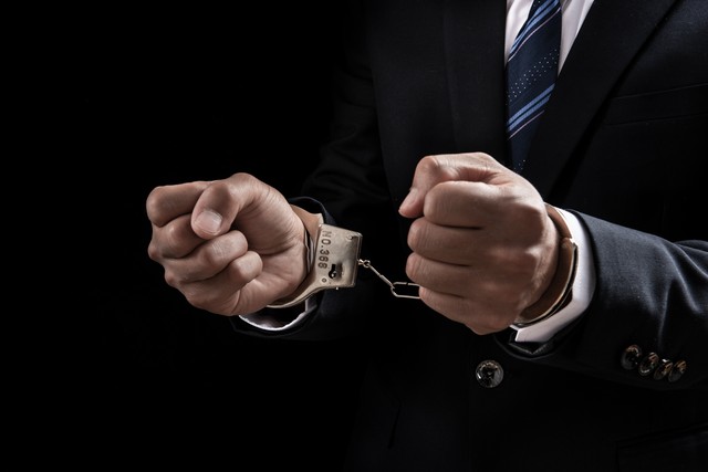 把人打伤赔不起,坐牢可解决吗?