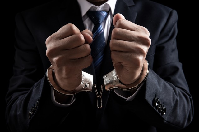 把人打伤赔不起,坐牢可解决吗?