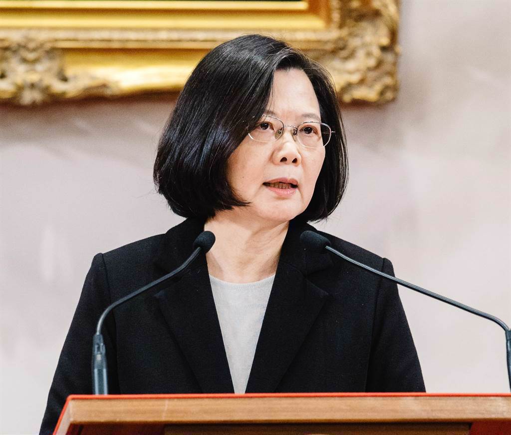 蔡英文最新支持度高达54.5%?台网友讽:这民调能信,我当场就飞了