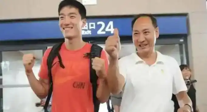 21岁的刘翔拿奥运金牌，开发商送他225万的房，他转手就送给了教练，如今房涨到千万，记者问后悔吗，他的回答让很多人汗颜