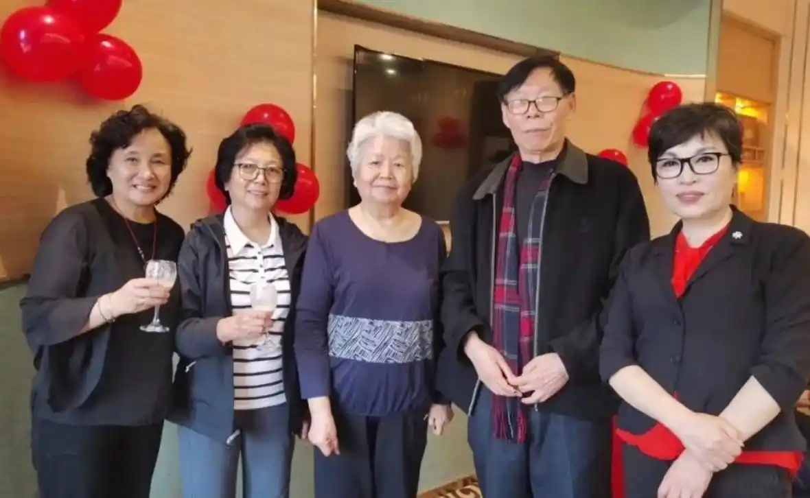 回顾邢质斌近照曝光:76岁满头白发,与丈夫相濡以沫安享晚年