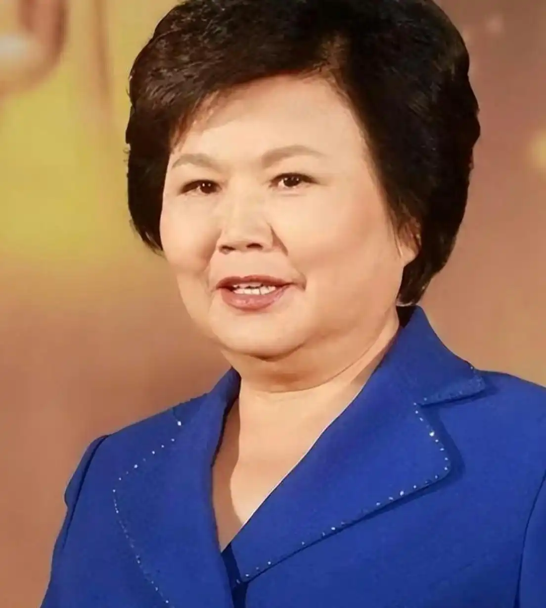 回顾邢质斌近照曝光:76岁满头白发,与丈夫相濡以沫安享晚年