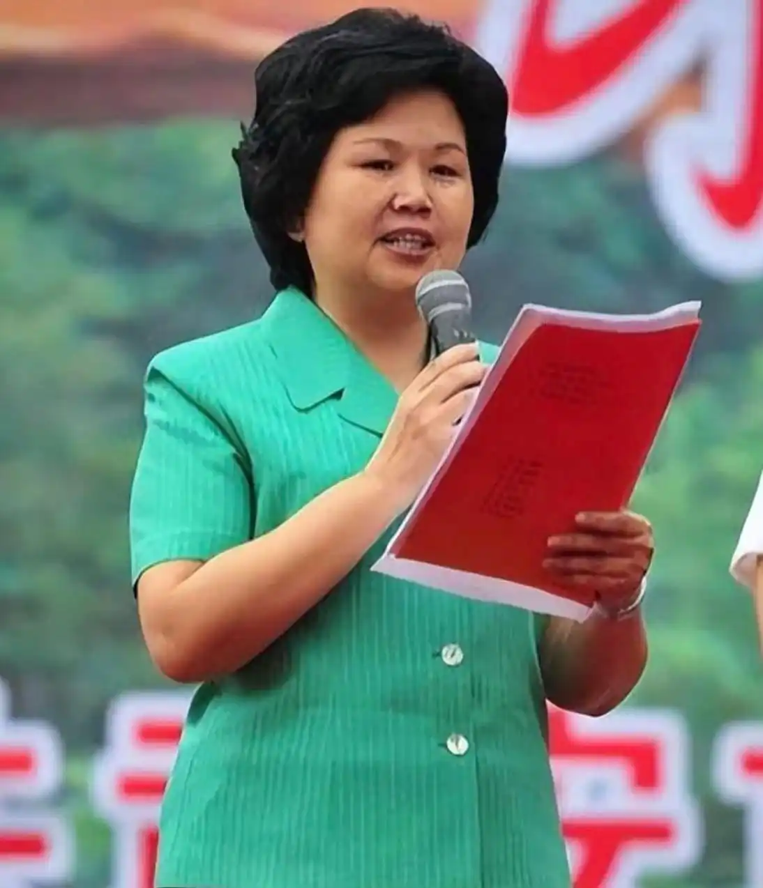 回顾邢质斌近照曝光:76岁满头白发,与丈夫相濡以沫安享晚年