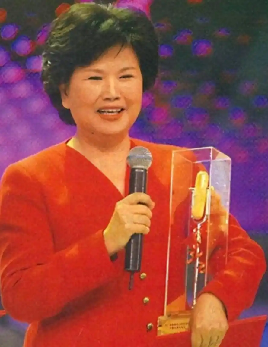 回顾邢质斌近照曝光:76岁满头白发,与丈夫相濡以沫安享晚年