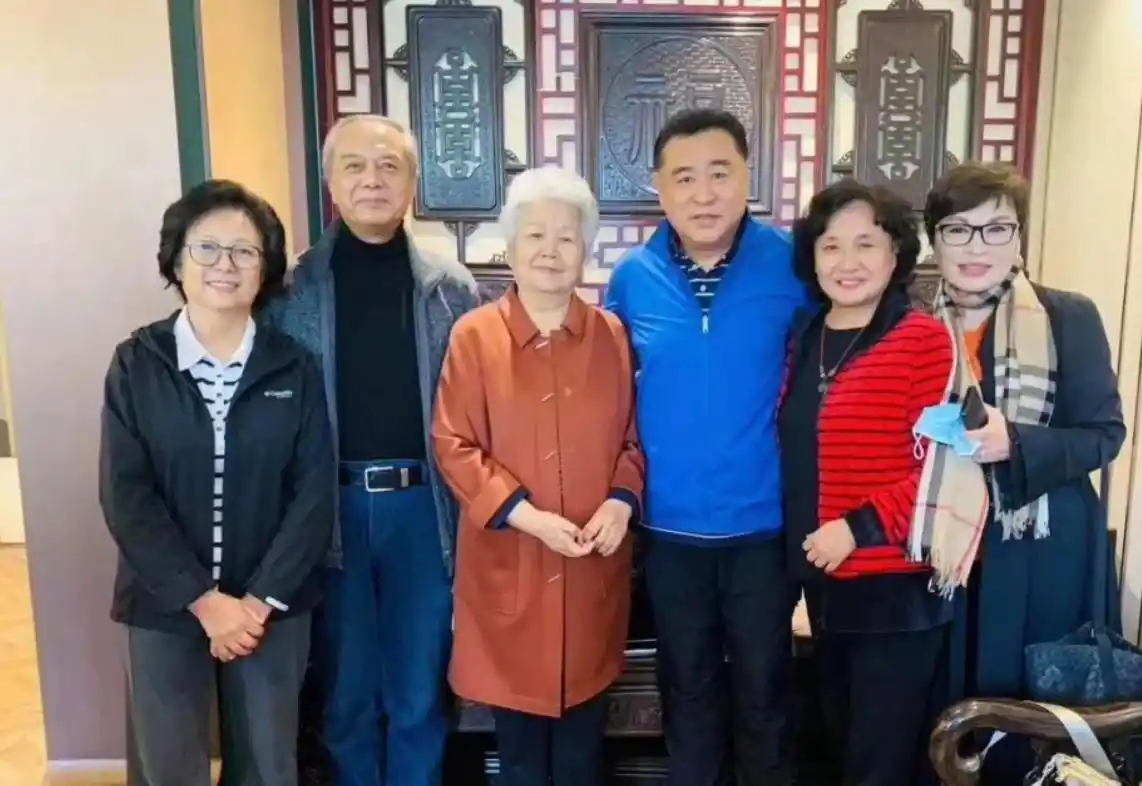 回顾邢质斌近照曝光:76岁满头白发,与丈夫相濡以沫安享晚年