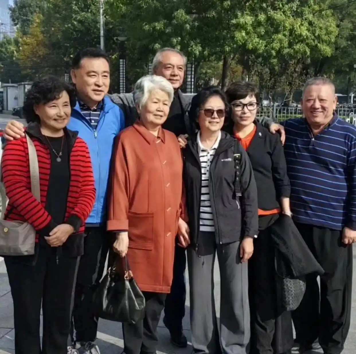 回顾邢质斌近照曝光:76岁满头白发,与丈夫相濡以沫安享晚年