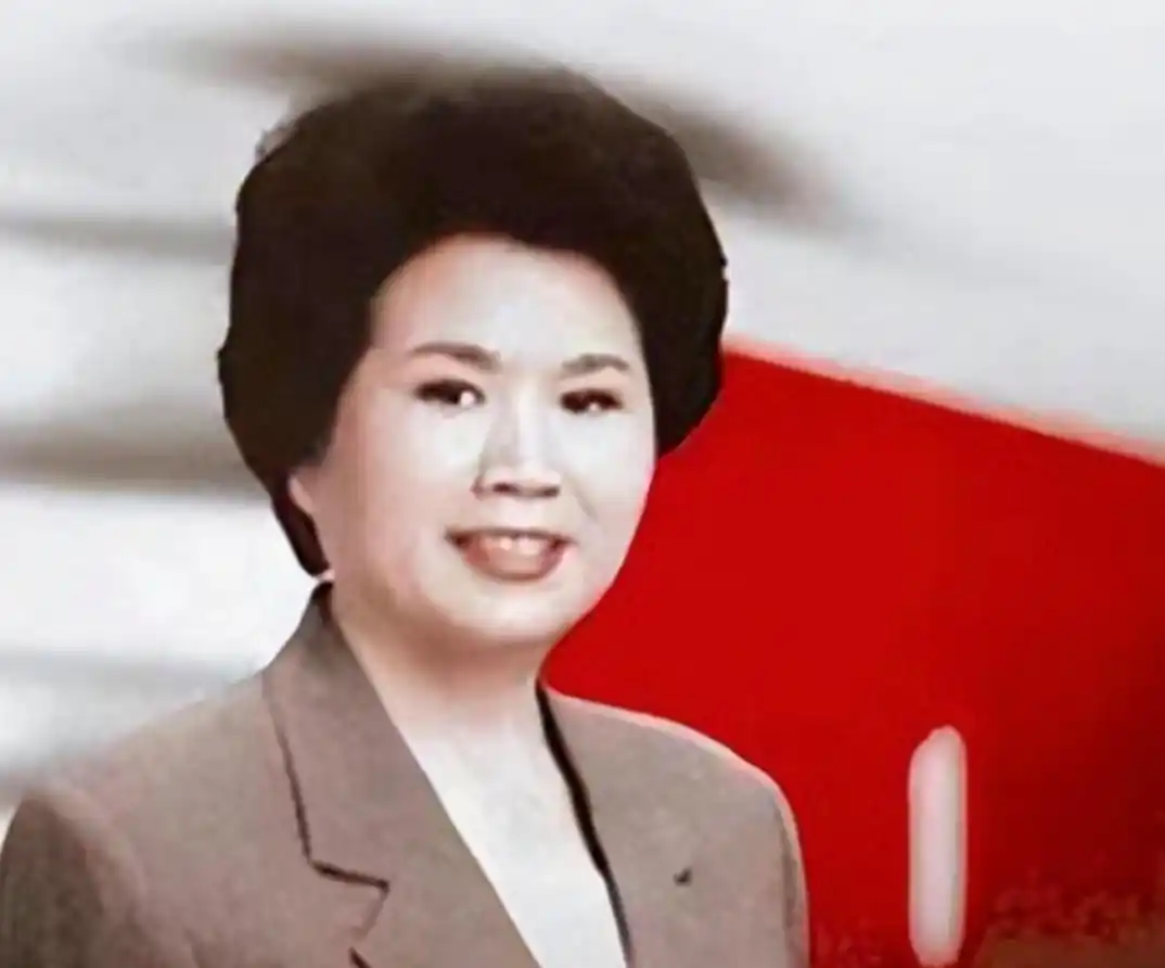 回顾邢质斌近照曝光:76岁满头白发,与丈夫相濡以沫安享晚年