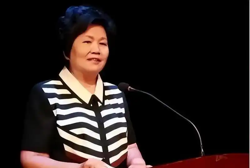 回顾:邢质斌鲜少露面,与初恋丈夫共度一生,退休后生活近况引关切