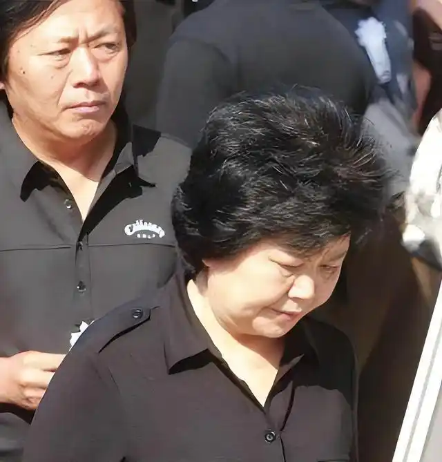 王牌播音员邢质斌离职内幕，男搭档离世三月后，她为何突然告别？