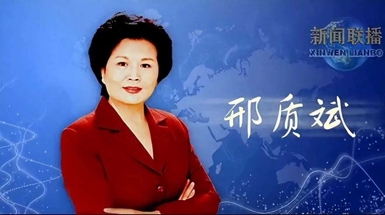 邢质斌接孙子放学！穿搭朴素不见主播风采，但气质一看就不普通