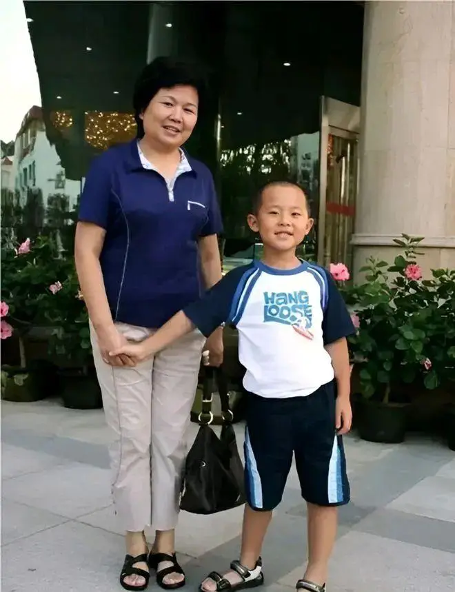 邢质斌接孙子放学！穿搭朴素不见主播风采，但气质一看就不普通