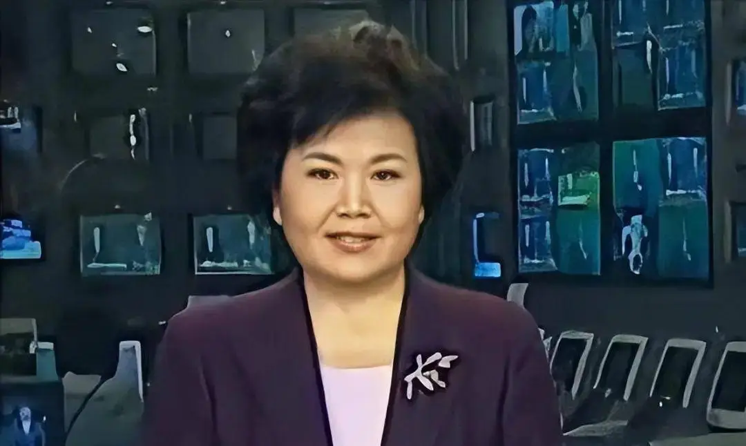 邢质斌接孙子放学！穿搭朴素不见主播风采，但气质一看就不普通