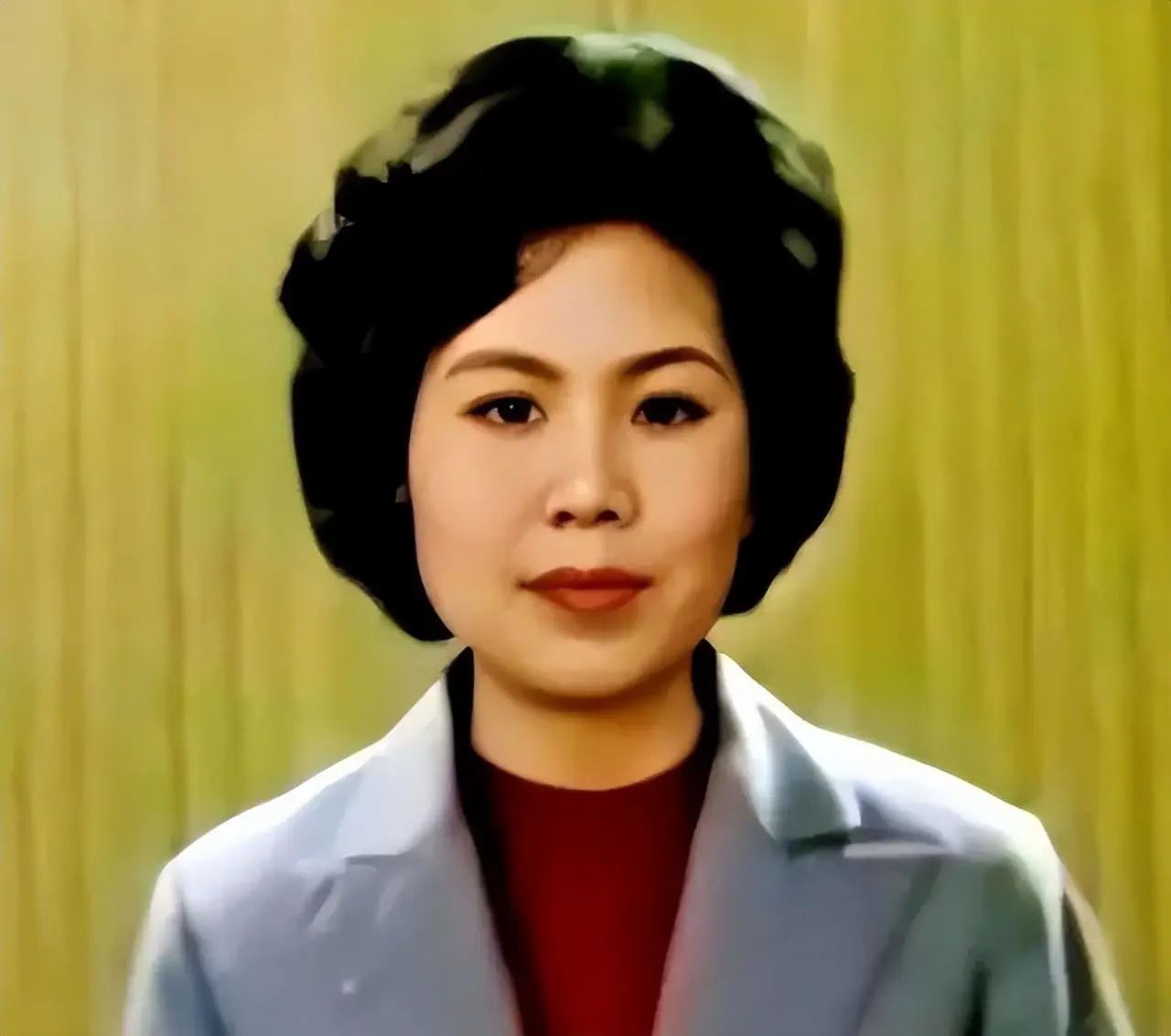 邢质斌接孙子放学！穿搭朴素不见主播风采，但气质一看就不普通