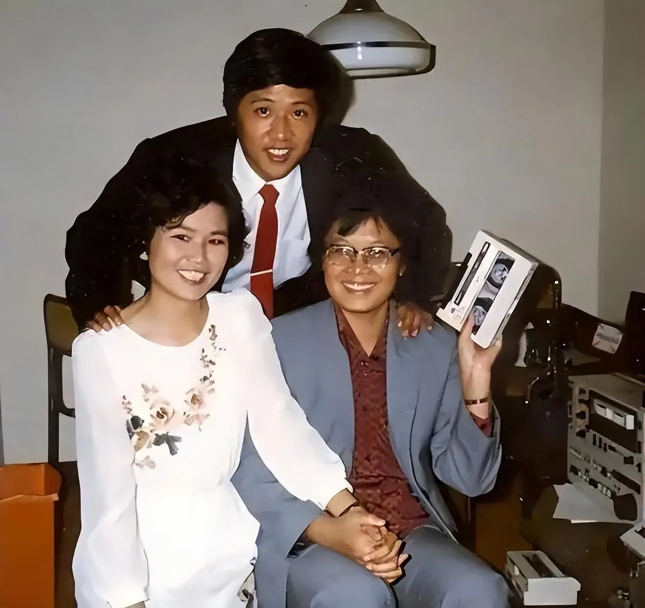 邢质斌接孙子放学！穿搭朴素不见主播风采，但气质一看就不普通