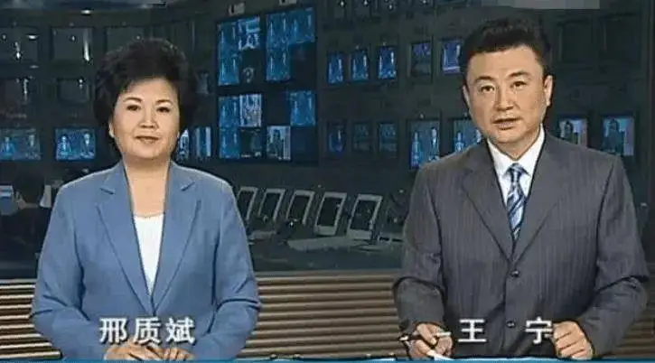 邢质斌接孙子放学！穿搭朴素不见主播风采，但气质一看就不普通