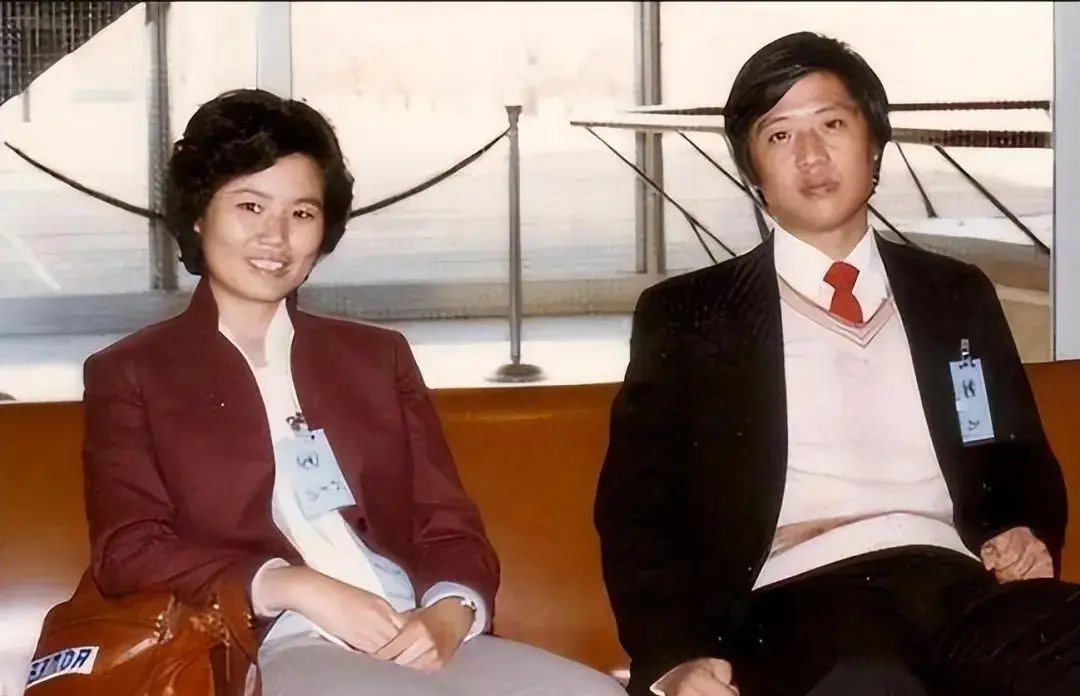 邢质斌接孙子放学！穿搭朴素不见主播风采，但气质一看就不普通