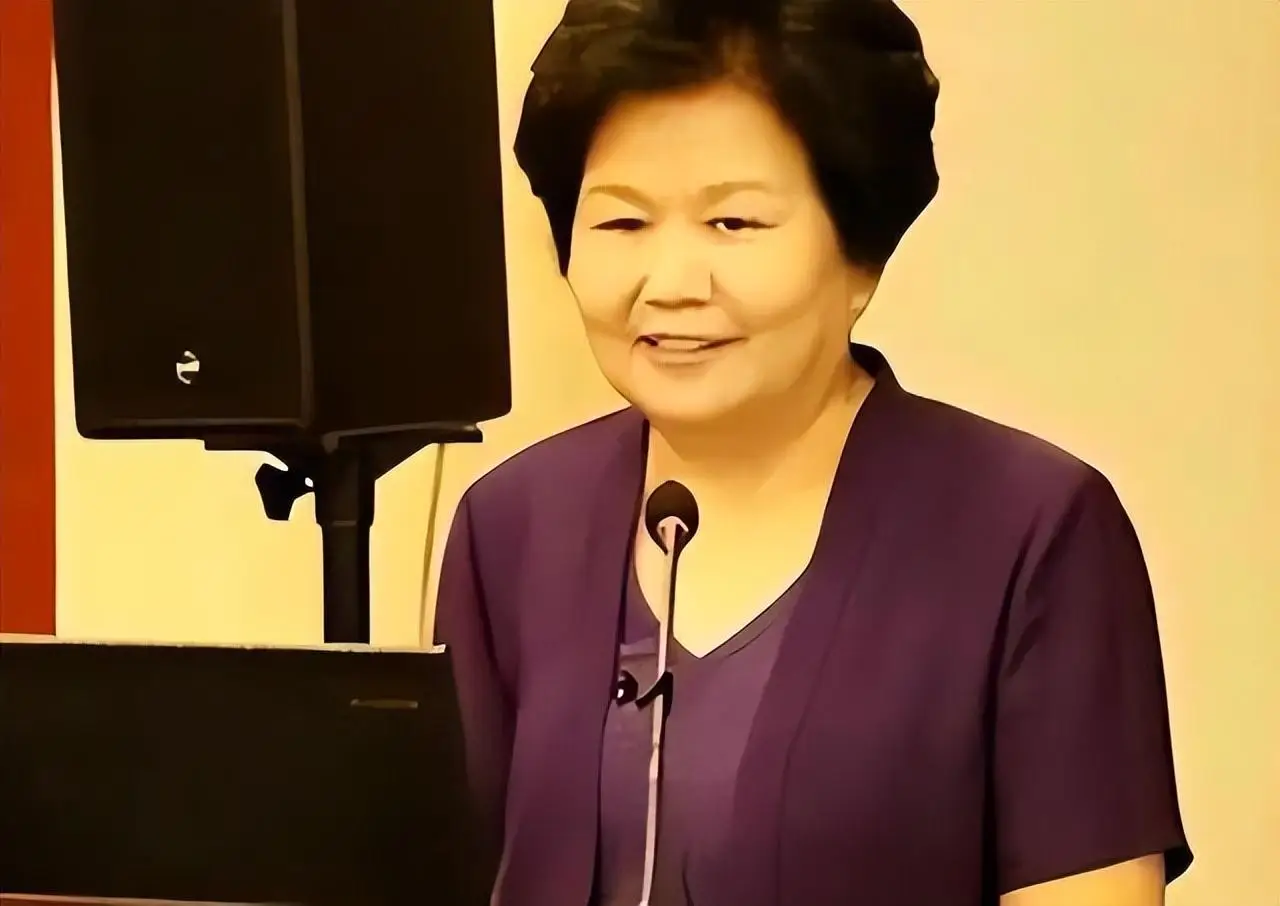 邢质斌接孙子放学！穿搭朴素不见主播风采，但气质一看就不普通