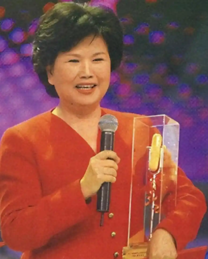 邢质斌近照曝光：76岁满头白发，与丈夫相濡以沫安享晚年