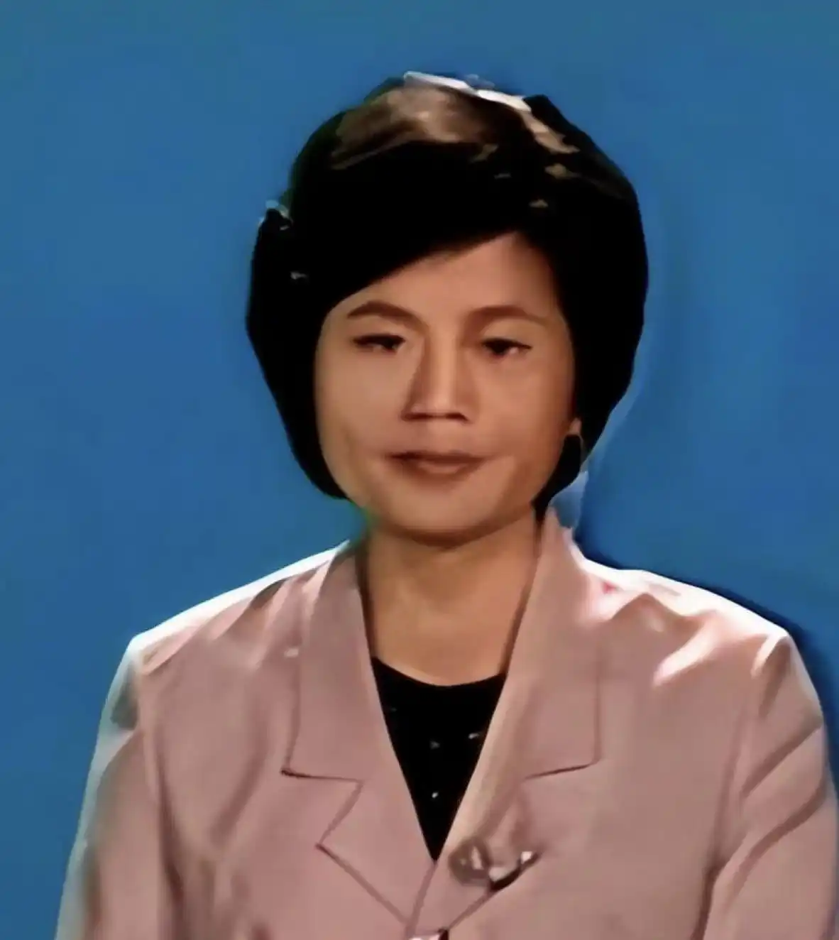 邢质斌近照曝光：76岁满头白发，与丈夫相濡以沫安享晚年