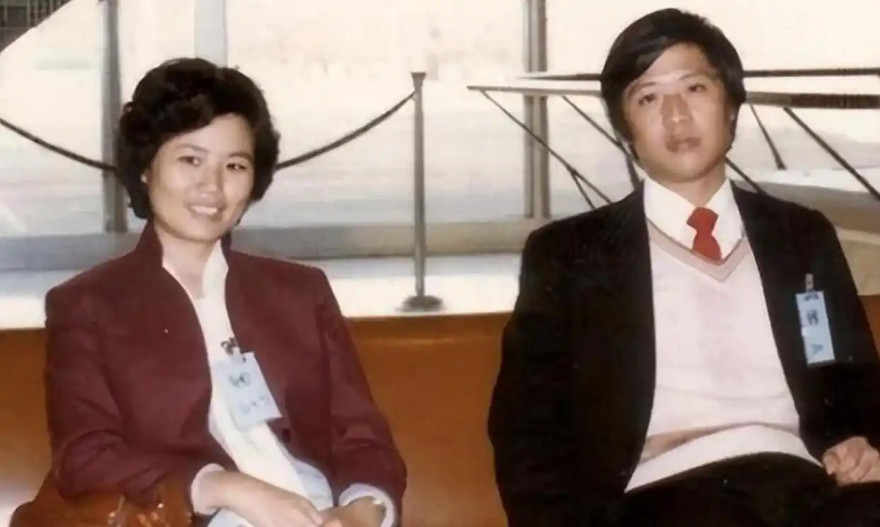 邢质斌近照曝光：76岁满头白发，与丈夫相濡以沫安享晚年