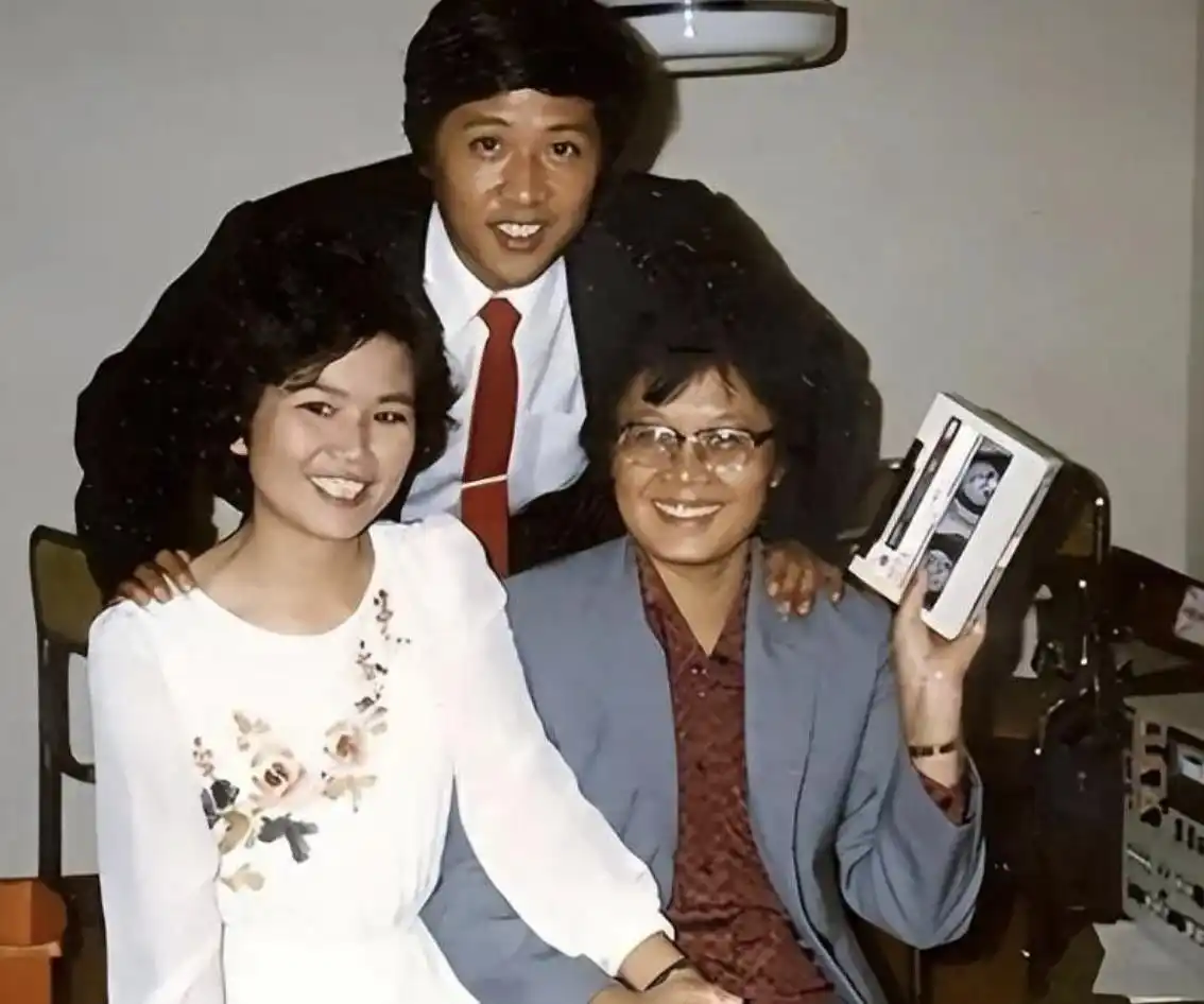 邢质斌近照曝光：76岁满头白发，与丈夫相濡以沫安享晚年