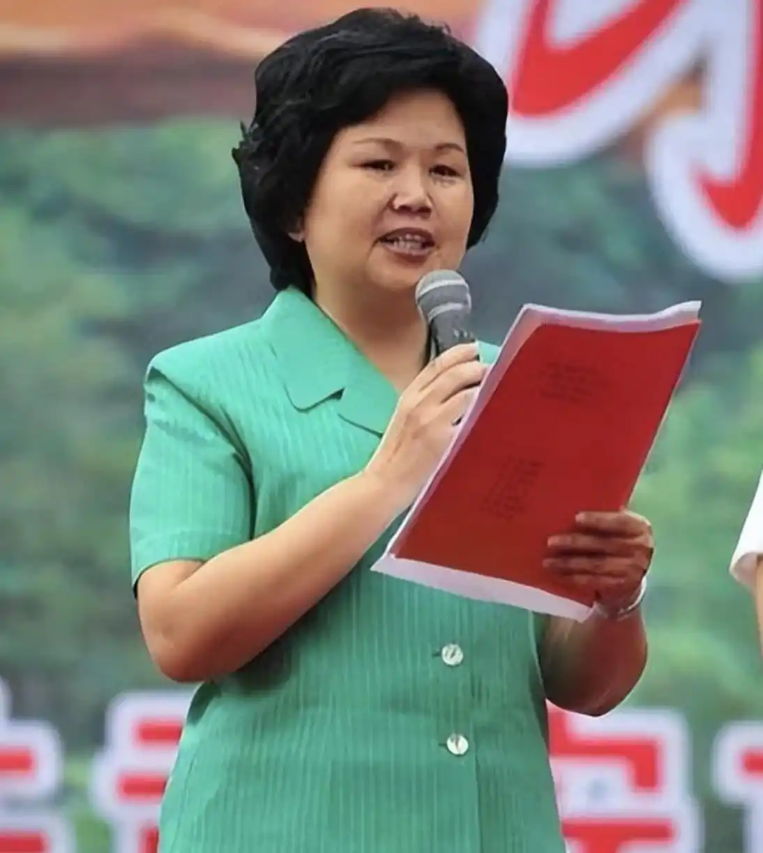 邢质斌近照曝光：76岁满头白发，与丈夫相濡以沫安享晚年