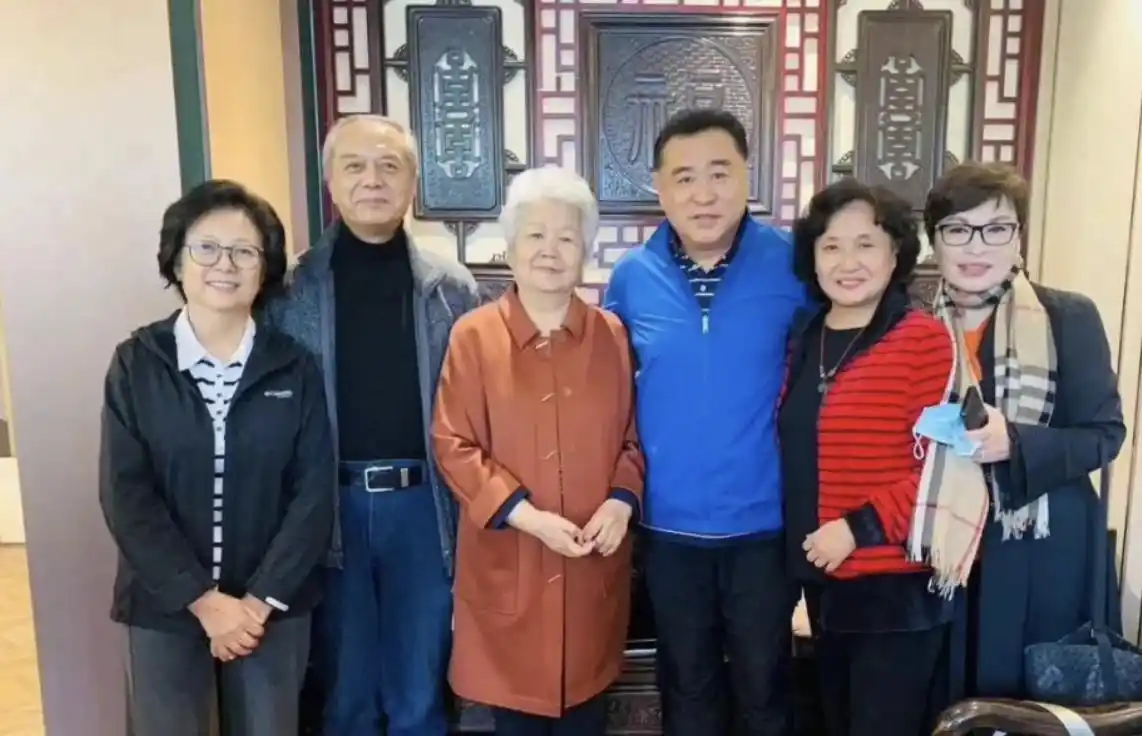 邢质斌近照曝光：76岁满头白发，与丈夫相濡以沫安享晚年