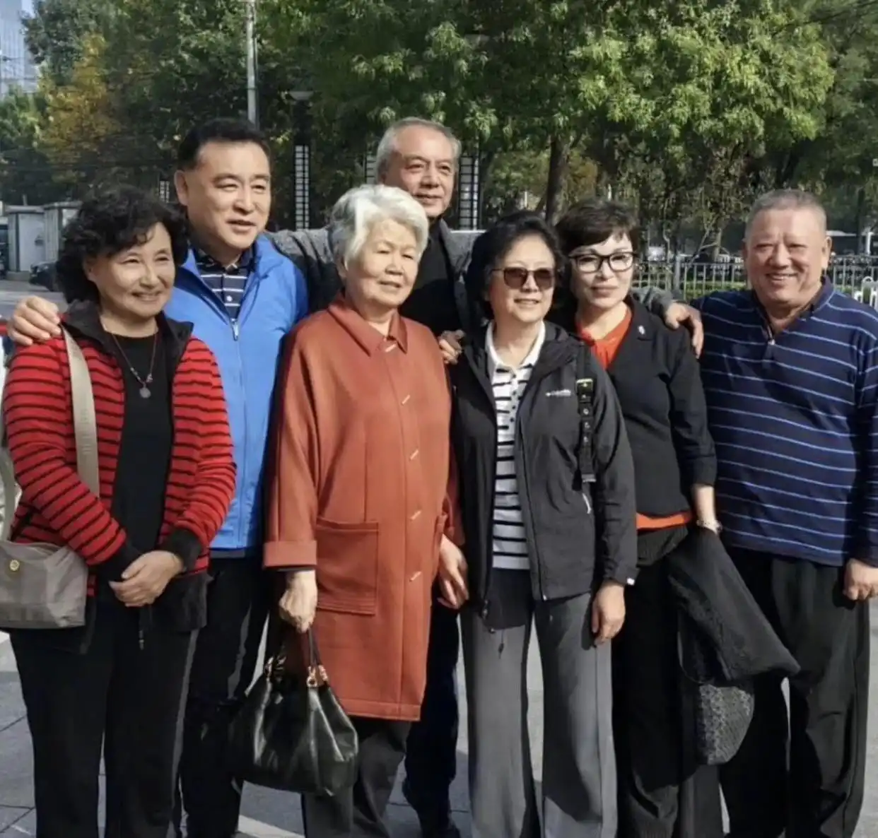 邢质斌近照曝光：76岁满头白发，与丈夫相濡以沫安享晚年