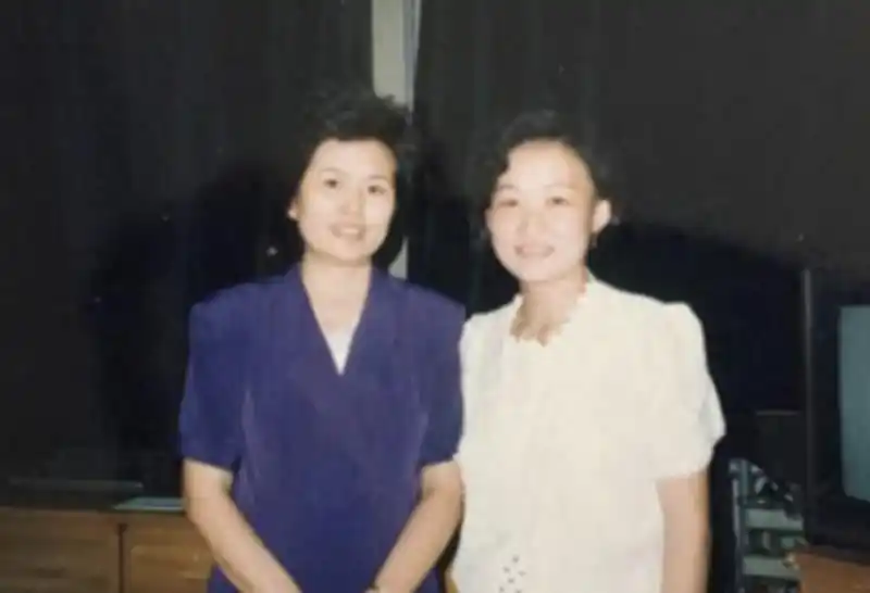 邢质斌近照曝光：76岁满头白发，与丈夫相濡以沫安享晚年