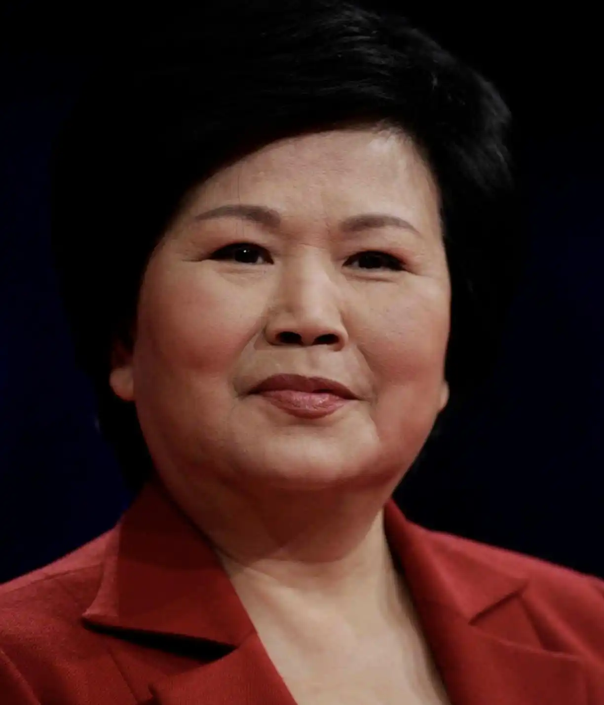 邢质斌近照曝光：76岁满头白发，与丈夫相濡以沫安享晚年