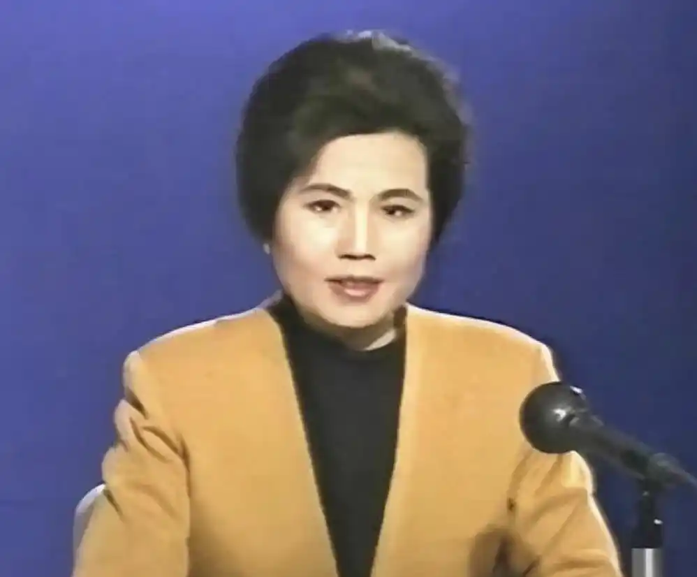 邢质斌近照曝光：76岁满头白发，与丈夫相濡以沫安享晚年