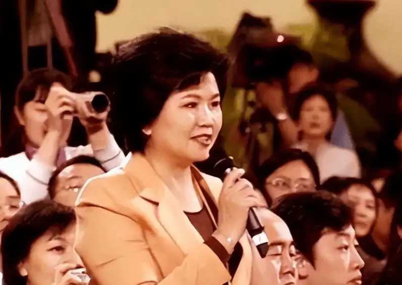 与丈夫相守48年,搭档罗京去世后自愿离职,邢质斌如今怎样了?