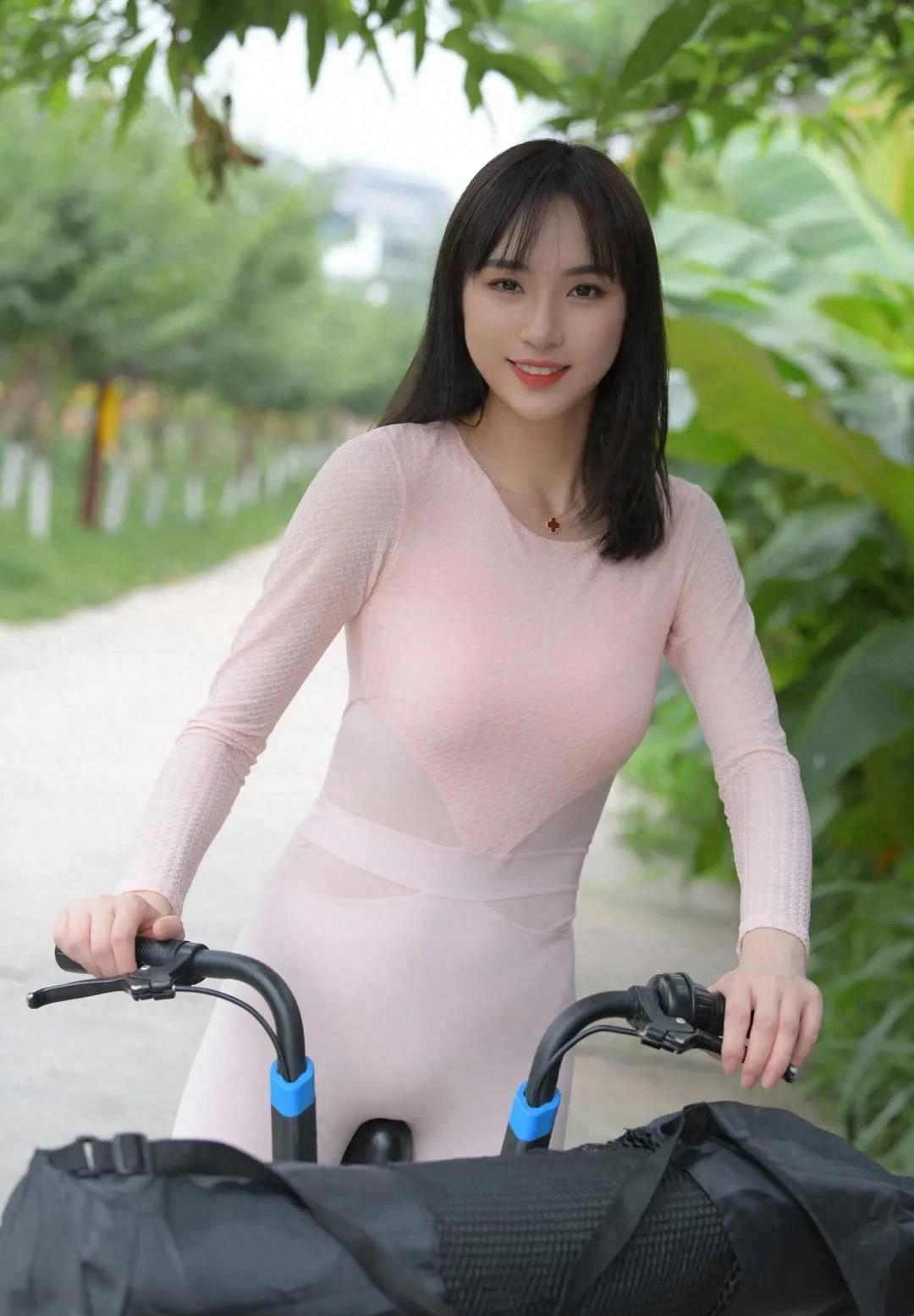 这才是真正的奇装异服！街拍美女身材性感！