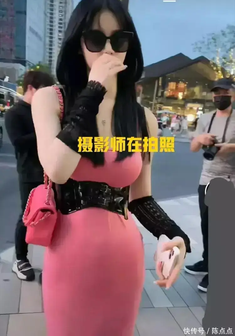 四川：妙龄女子穿紧身衣上街，被网友质疑，网友：这身材太好了