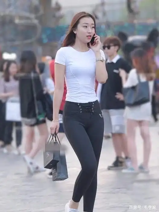 微胖女生的福利，白腰t恤和紧身牛仔裤简直就是S型身材