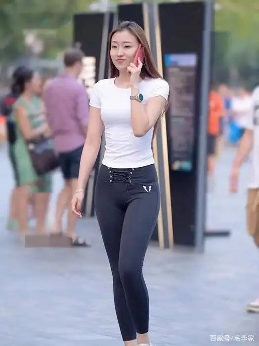 微胖女生的福利，白腰t恤和紧身牛仔裤简直就是S型身材