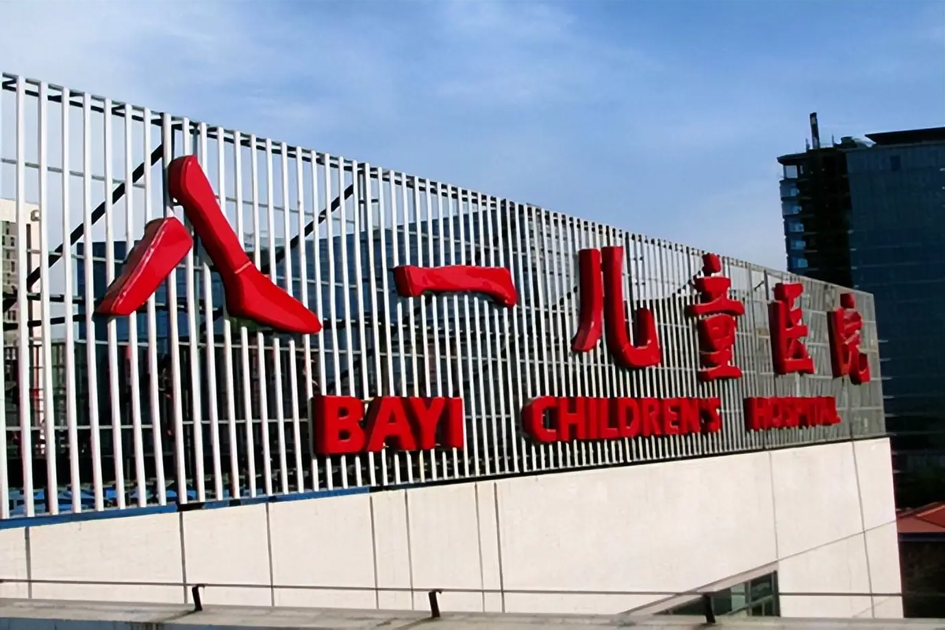 10年前山东男孩被高压泵体内充气，内脏严重损坏，工友赔偿112万