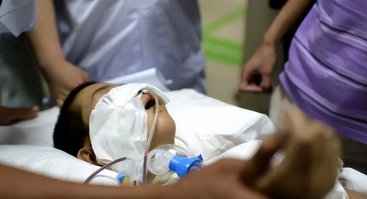 10年前山东男孩被高压泵体内充气，内脏严重损坏，工友赔偿112万