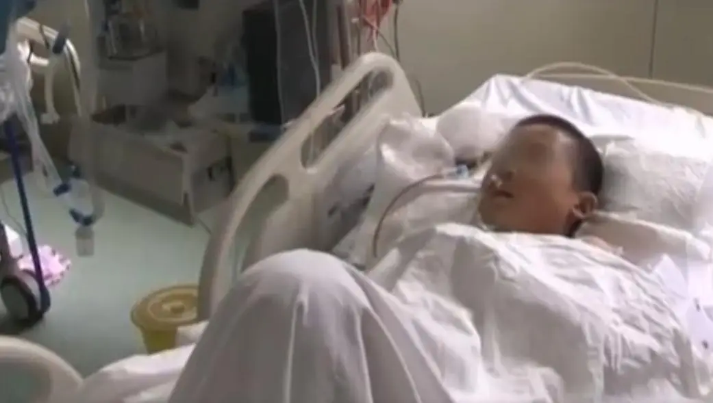 10年前山东男孩被高压泵体内充气，内脏严重损坏，工友赔偿112万