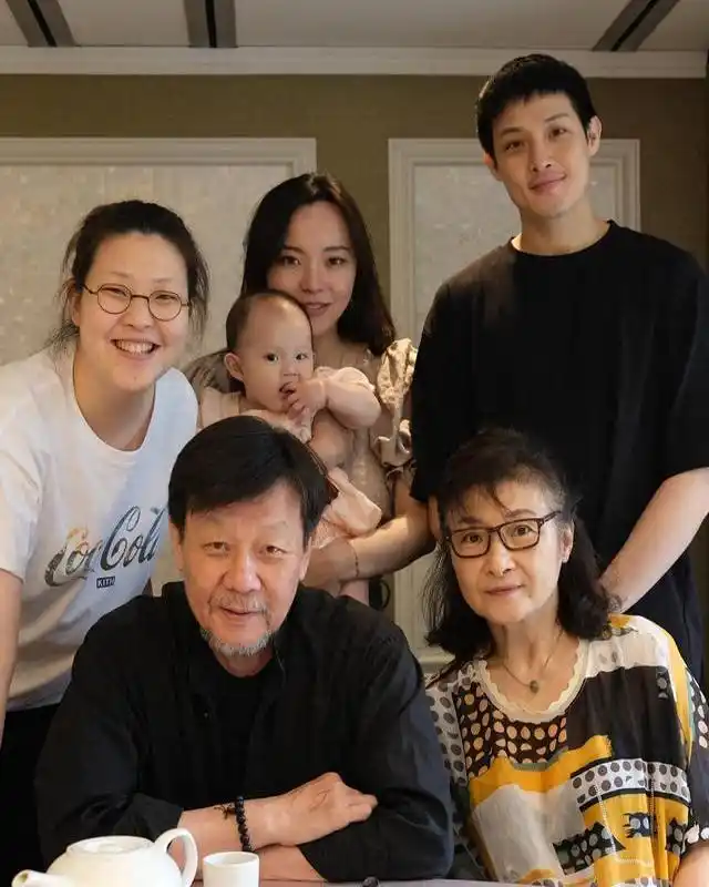 68岁寇世勋近况,晚年常伴原配家人,二房3子女海外留学